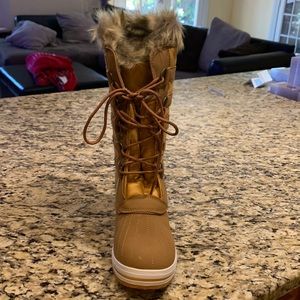 Beautiful fur boots I didn’t used them on my trip Very comfortable and stylish…